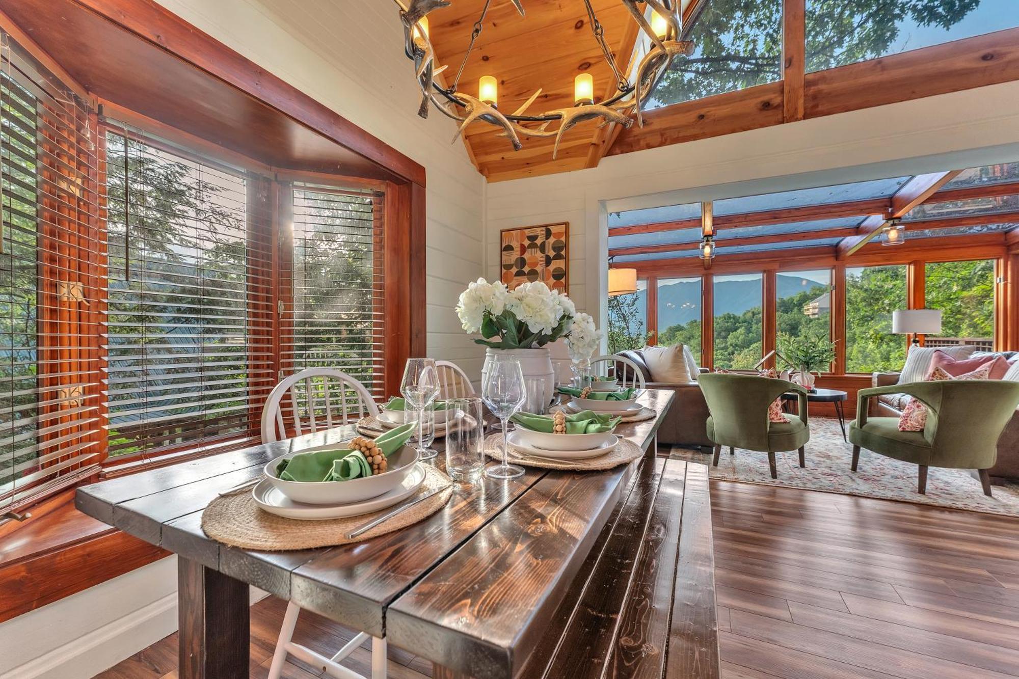 Family Chalet With Sauna, Hottub, Heavenly Views! Mins To Downtown! Gatlinburg Exterior photo